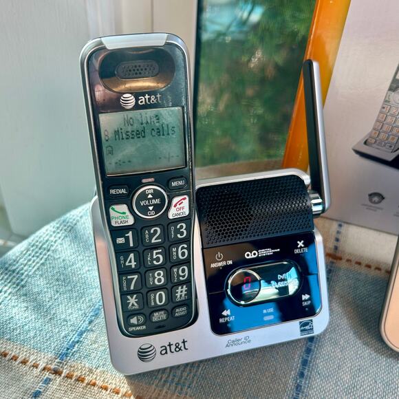 AT&T 4 Handset Cordless Phone Answering System CL82415 - Picture 11 of 14